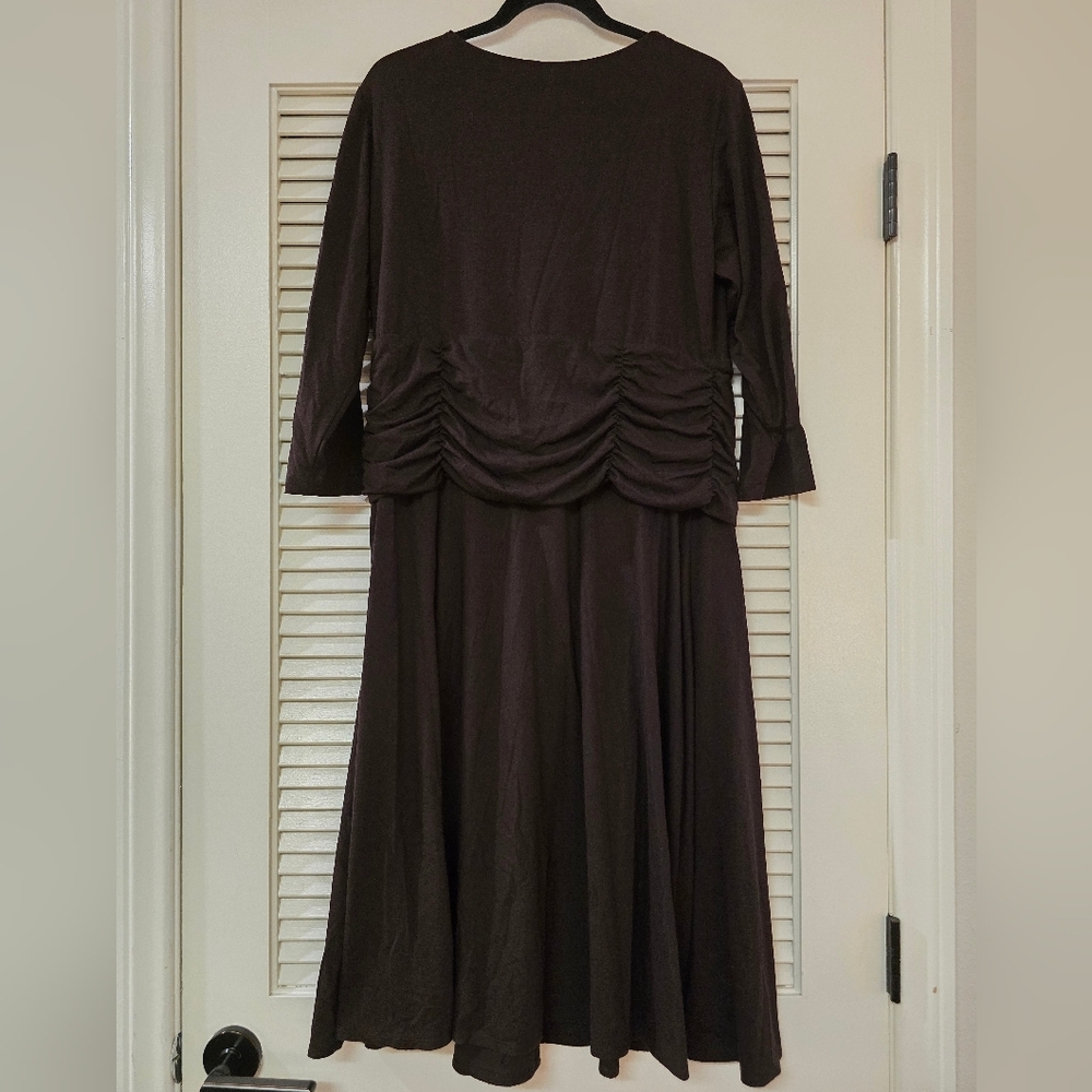 Scarlett - Brown V-Neck ¾ Sleeve Dress - Picture 4 of 5